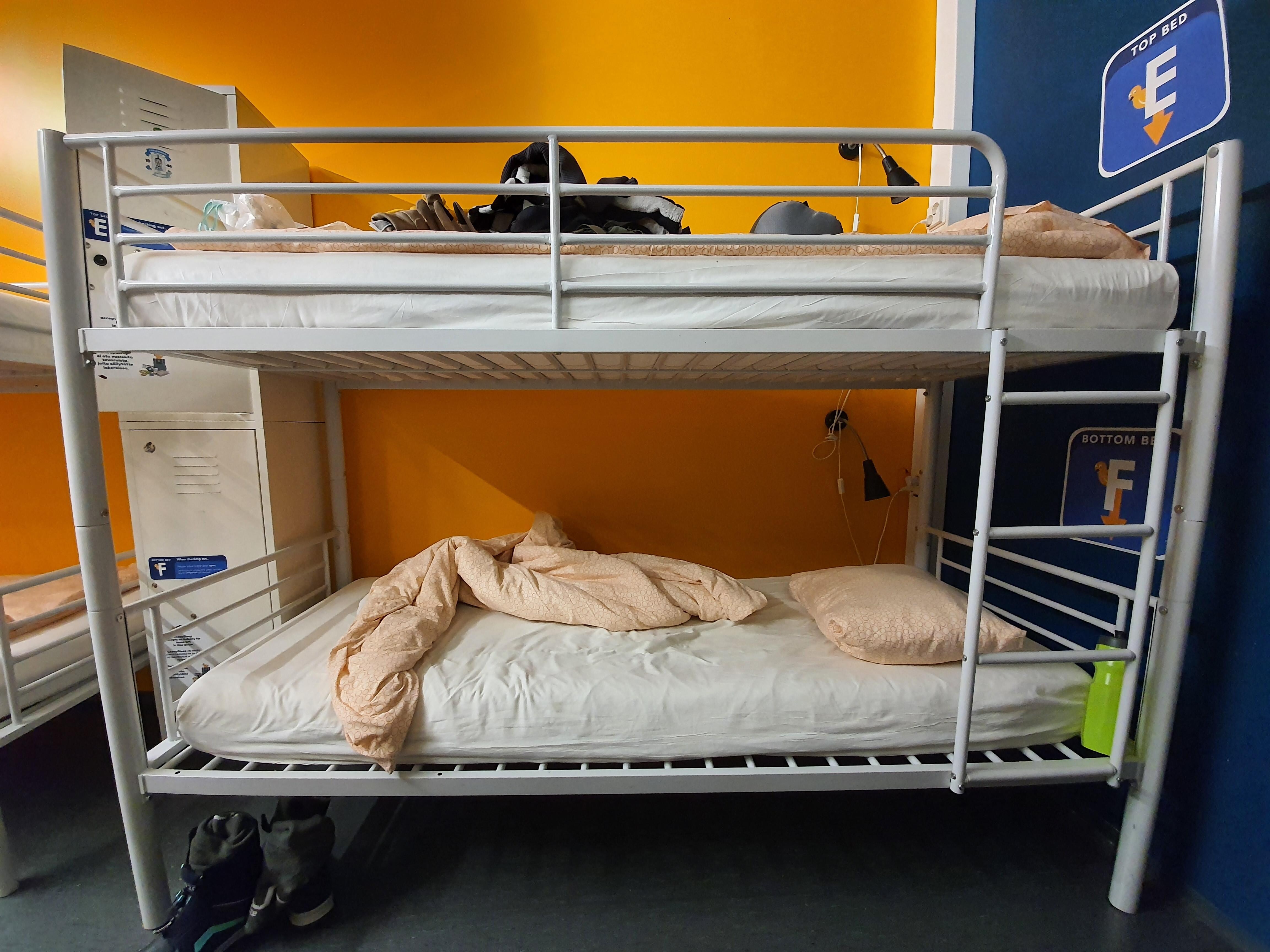 중국계 여자가 난동부린 사진(F가 중국애 침대, E에 짐들 널려 놓음)