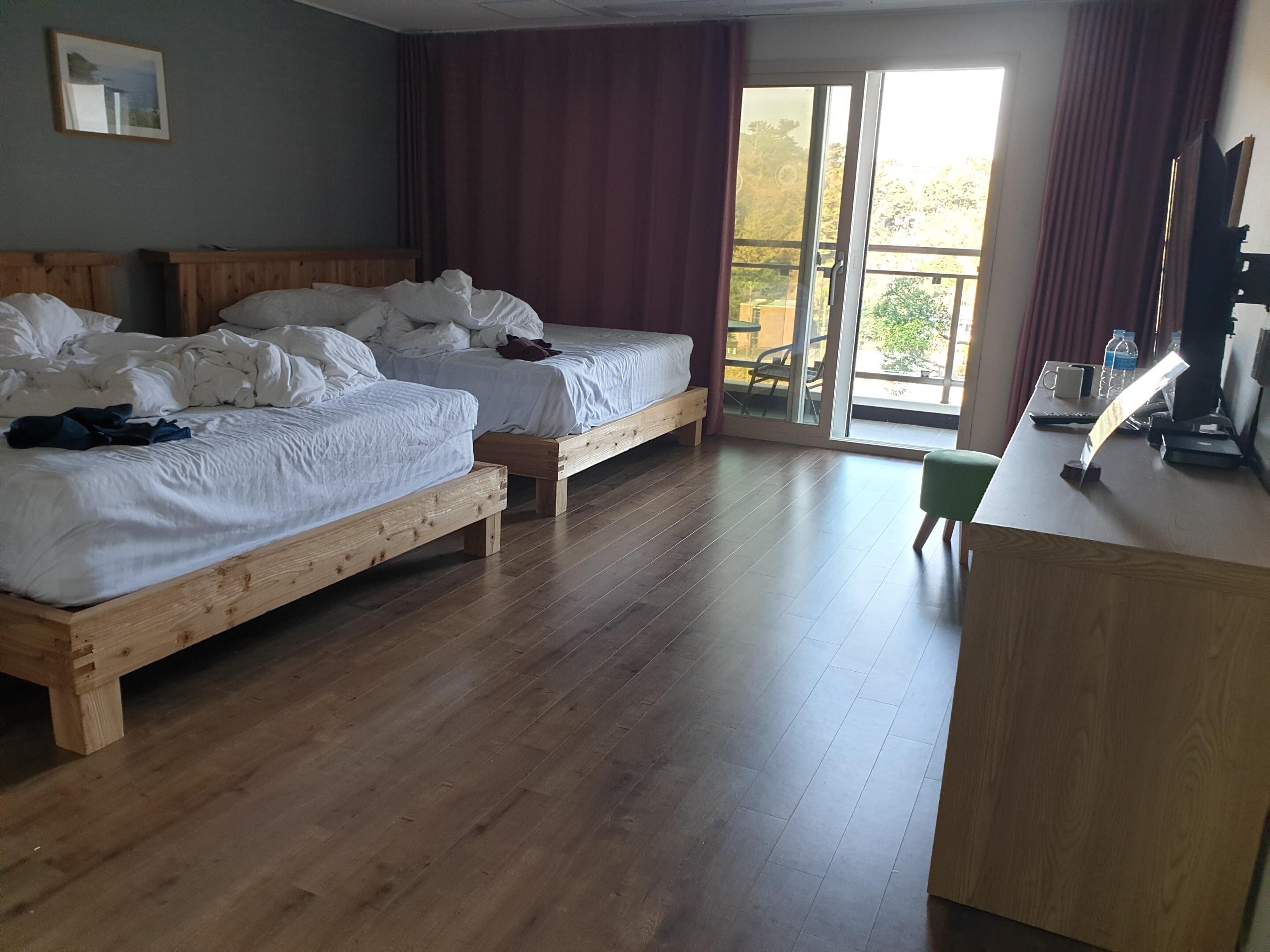 퇴실하면서 찍은 사진입니다. 더블 베드 두개로 정말 편히 쉬다가요. 객실 넓어서 여유로웠고 화장실 샤워실 따로 있어서 이용하기 더 좋았습니다. 샤워실은 샤워기 두개. 가족여행숙소로 정말 좋았어요.