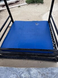 Los camastros viejos y con lona de plástico