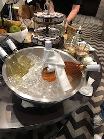 Morgenmad med dejlig mousserende vin og bobler