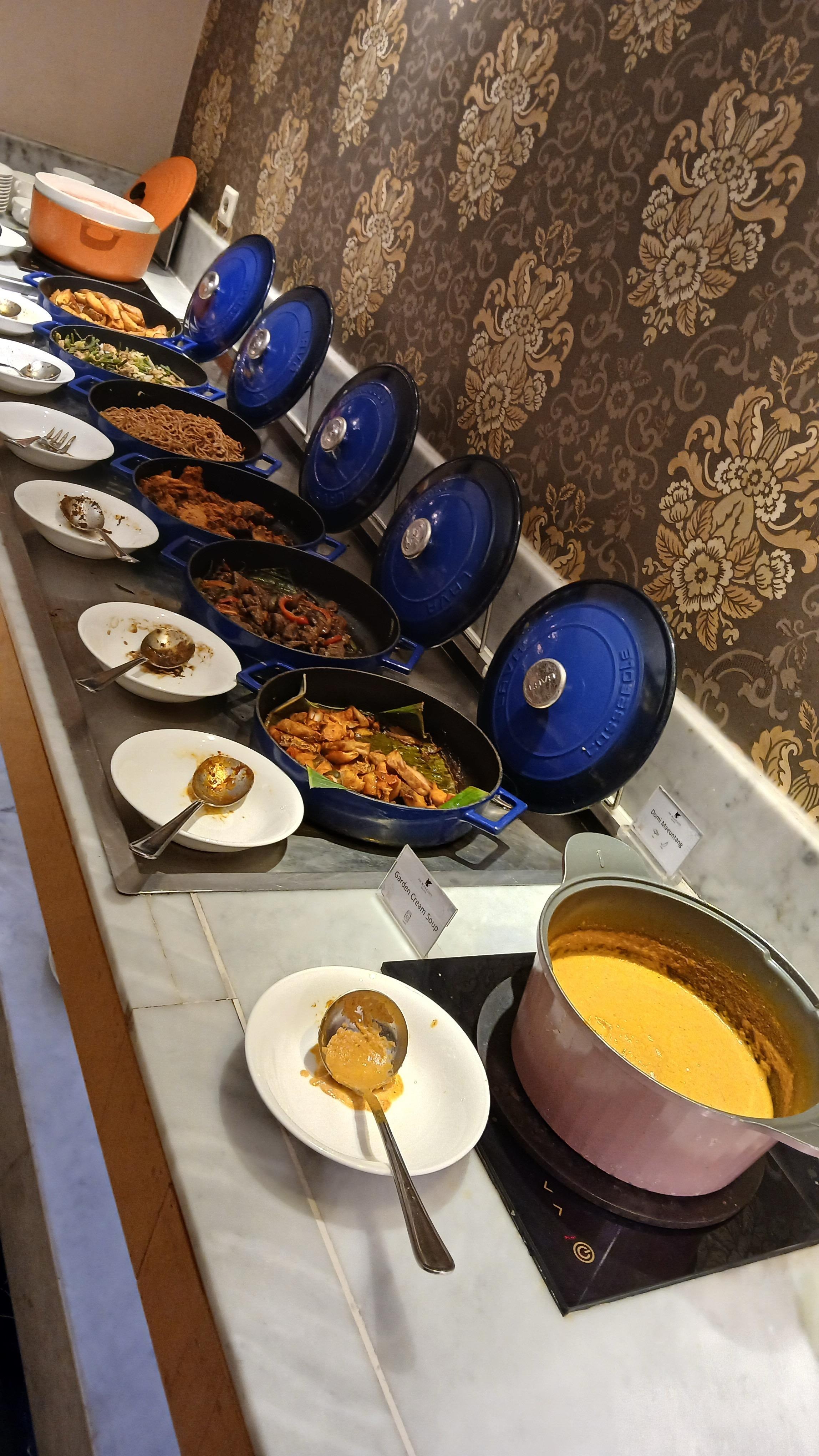 夕食のブッフェ