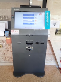 The self-check-in machine also allows you to talk to the counter staff.