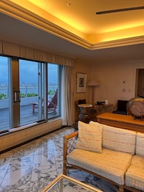 Kaputtes, abgeranztes Sofa