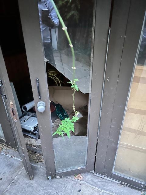 Porte délabrée avec vitre cassée et tranchante