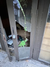 Porte délabrée avec vitre cassée et tranchante