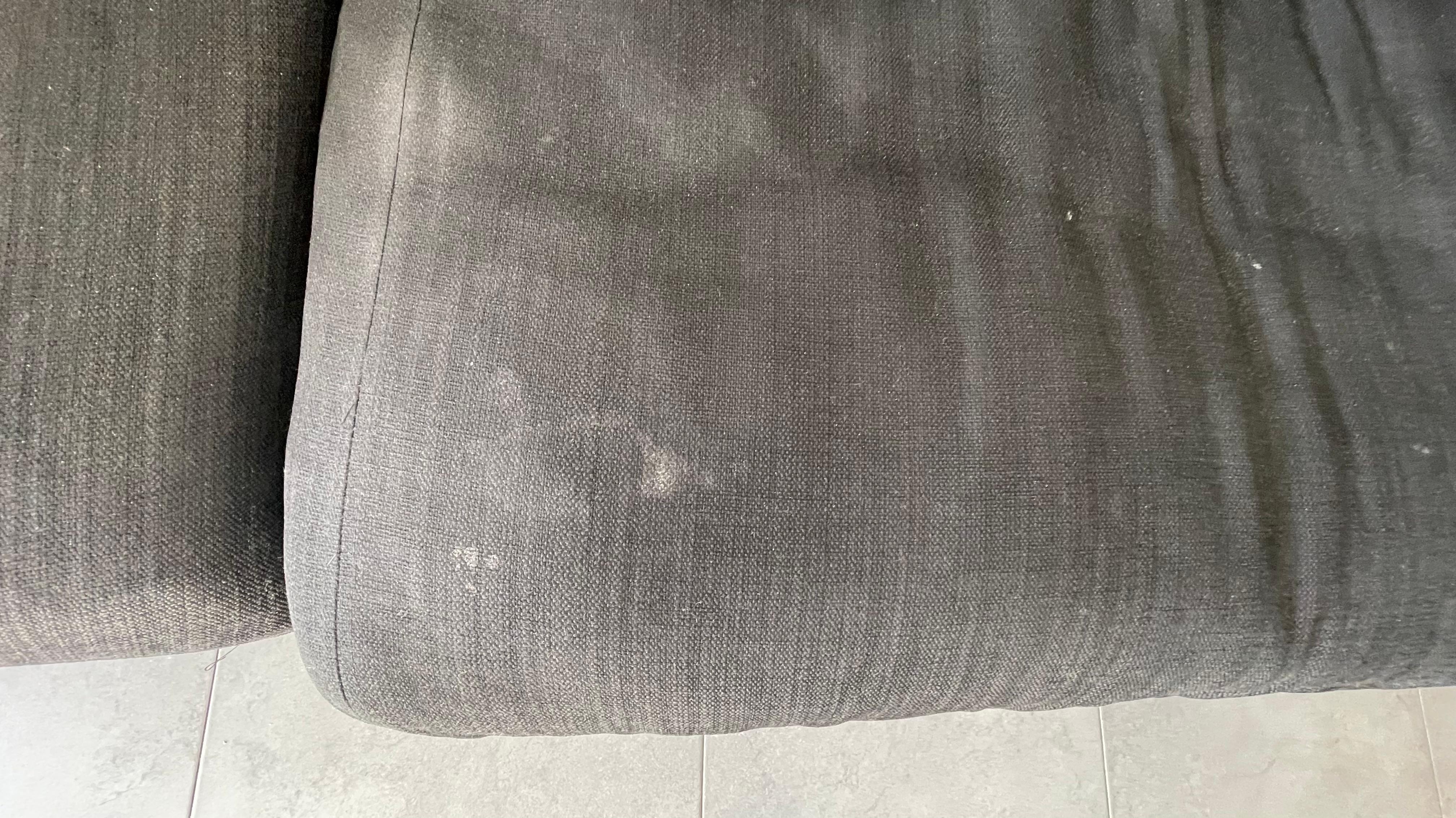 Die Couch mit Flecken 