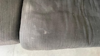 Die Couch mit Flecken