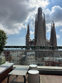 Se puede hacer una reservación para estar en la terraza y tomar una copa mientras disfrutas de la vista