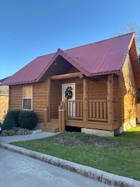 Adorable cabin in quiet location