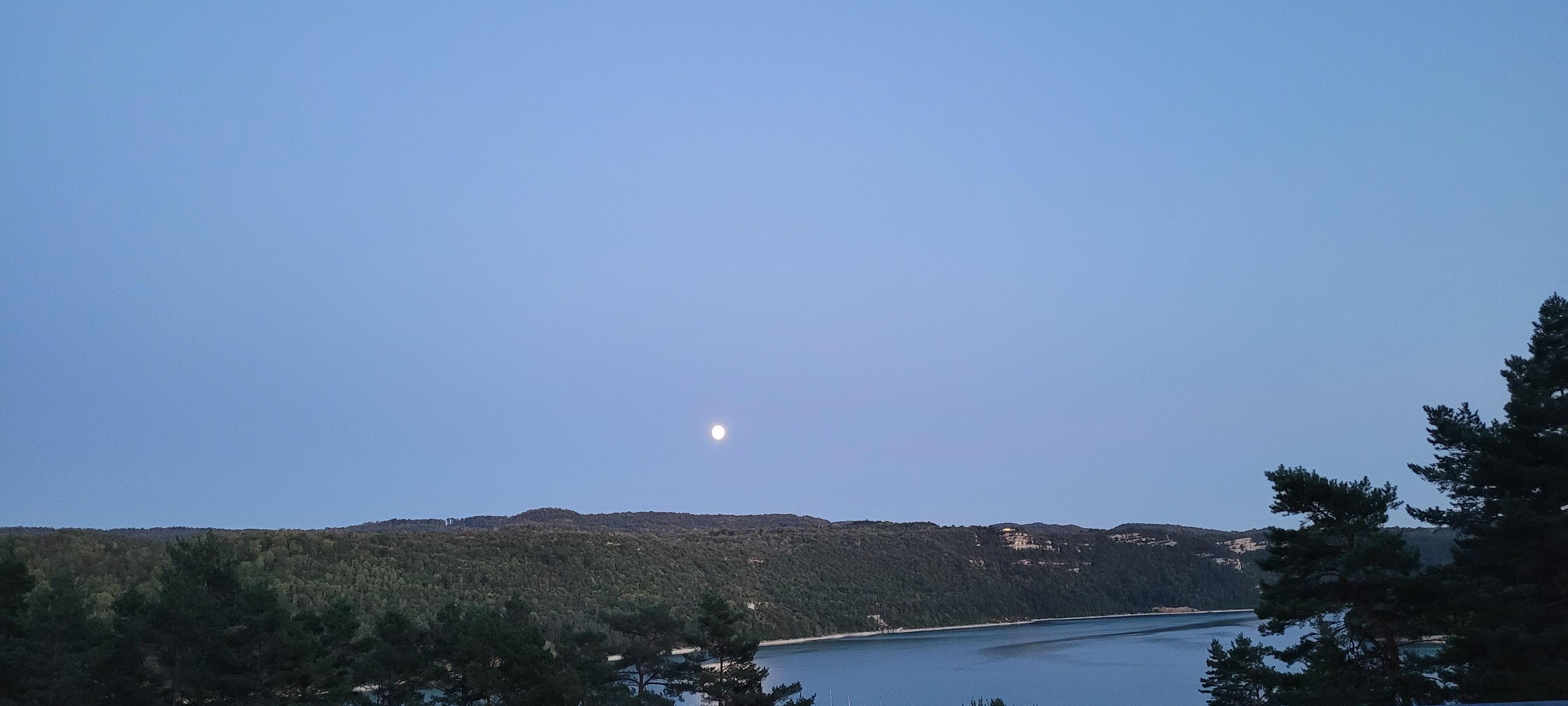 Lever de Lune sur le lac