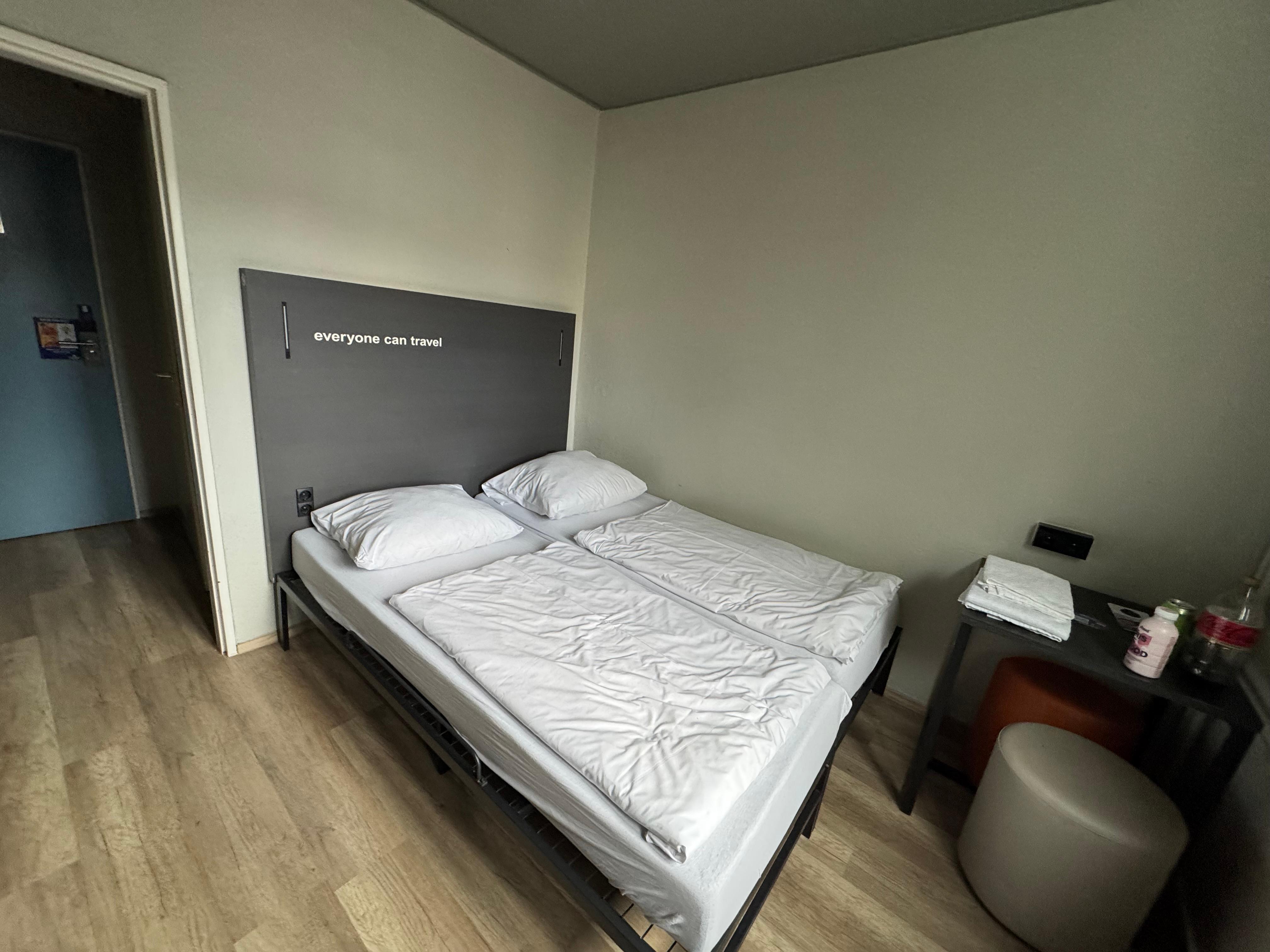 Die Ausstattung ist sehr einfach. Das Bett ist leider recht hart und etwas unbequem.