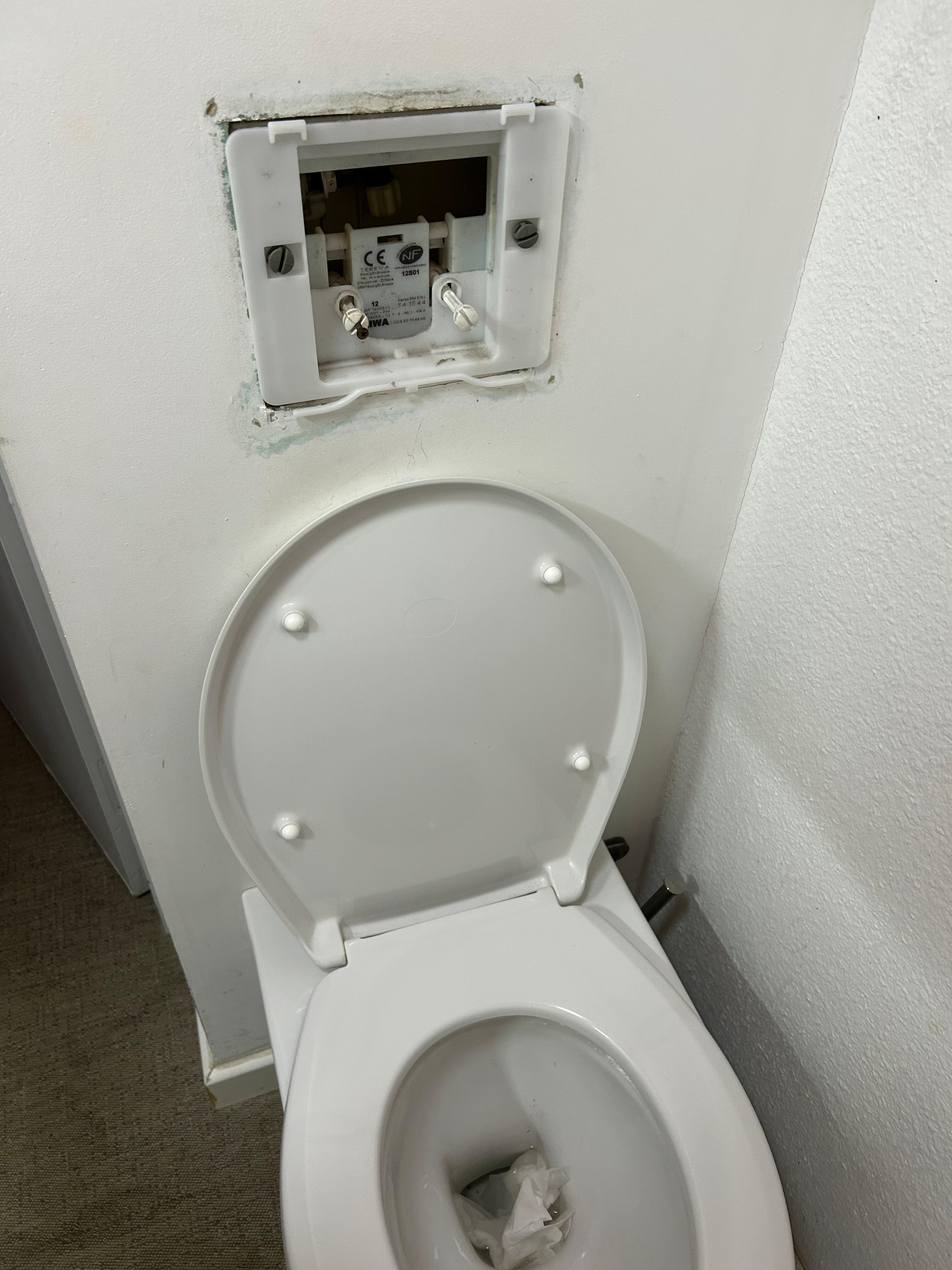 Bouton qui ne tient pas et l’eau coule toute la nuit 
Cuvette mal fixée 