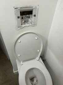 Bouton qui ne tient pas et l’eau coule toute la nuit 
Cuvette mal fixée