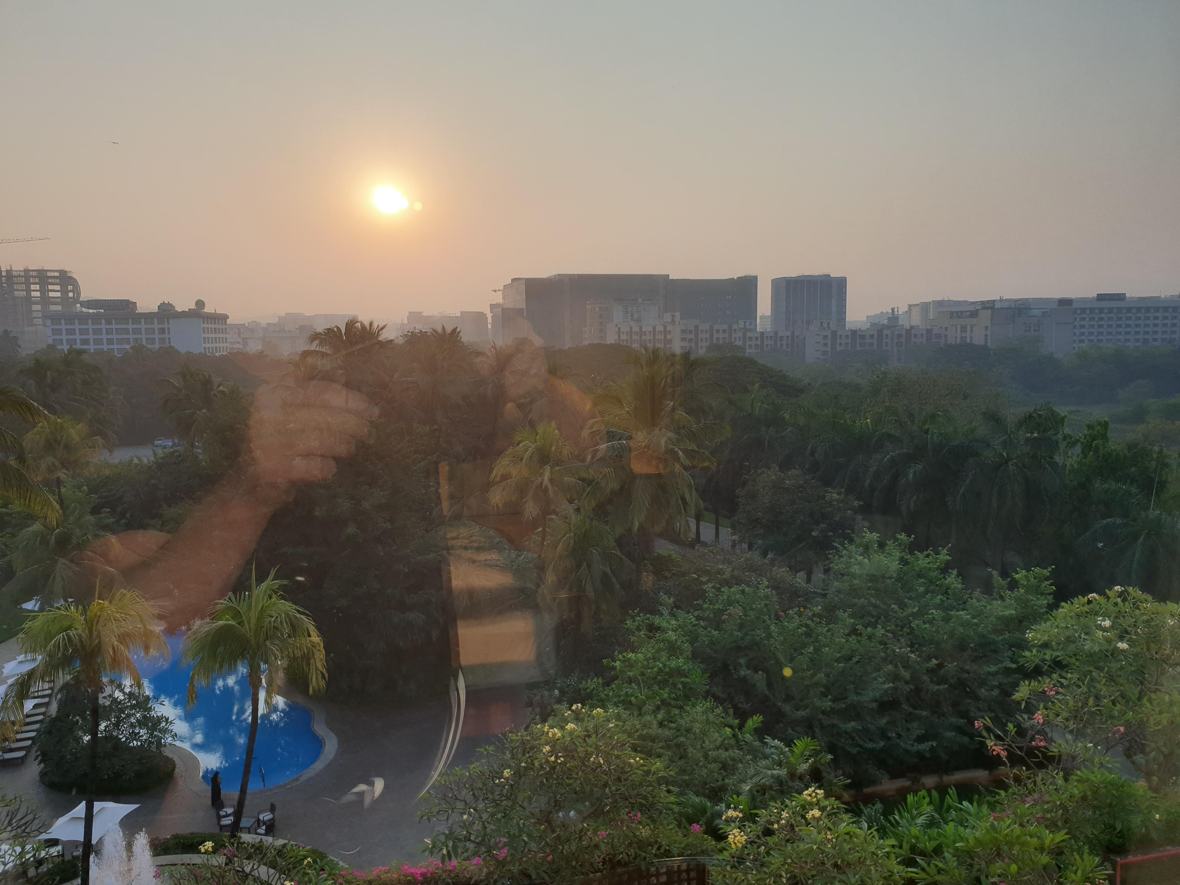 Blick aus 4. Etage ins morgentlich diesige Mumbai 