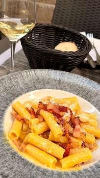 Bem na esquina do hotel, ao lado da praça da espanha.