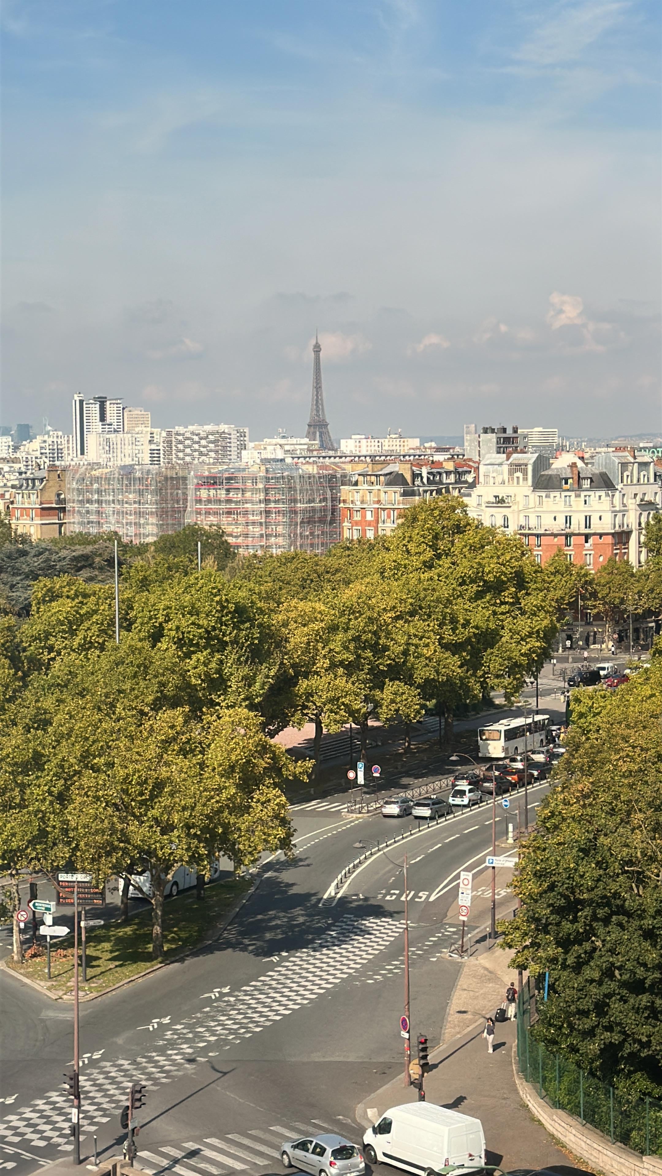 Vista da Janela para a Torre Eiffel.