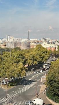 Vista da Janela para a Torre Eiffel.