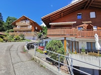 die Rückseite des Chalets mit dem perfekten Balkon