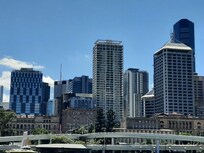 Middle high rise building is the Oak Casino Tower Apartments.
Taken from across the river at Southbank.