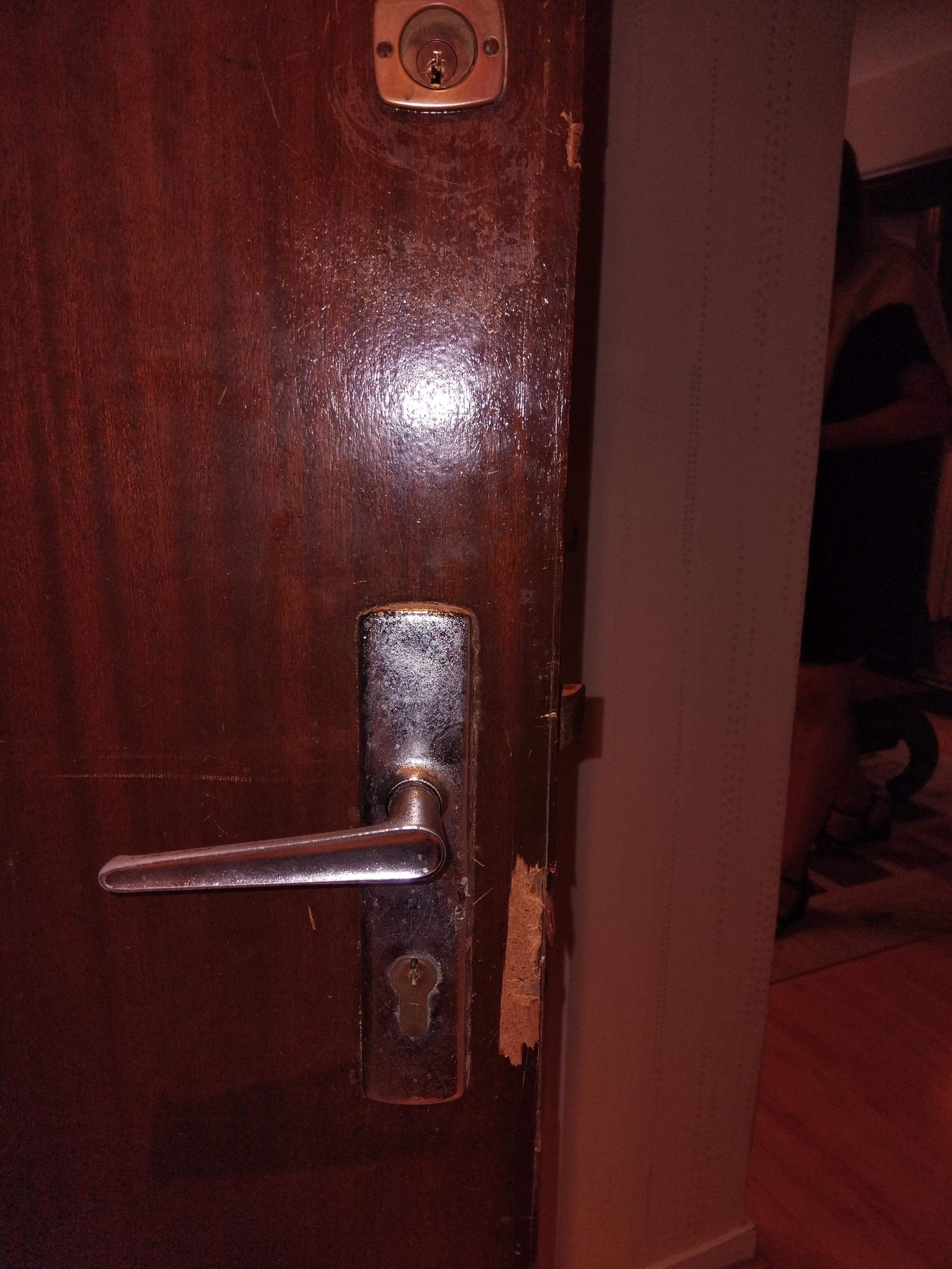 Porte avec serrure défectueuse nécessitant 'intervention d'un serrurier