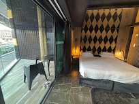 Hotelzimmer mit Terrasse.