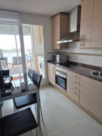 Küche mit direktem Zugang zum Balkon