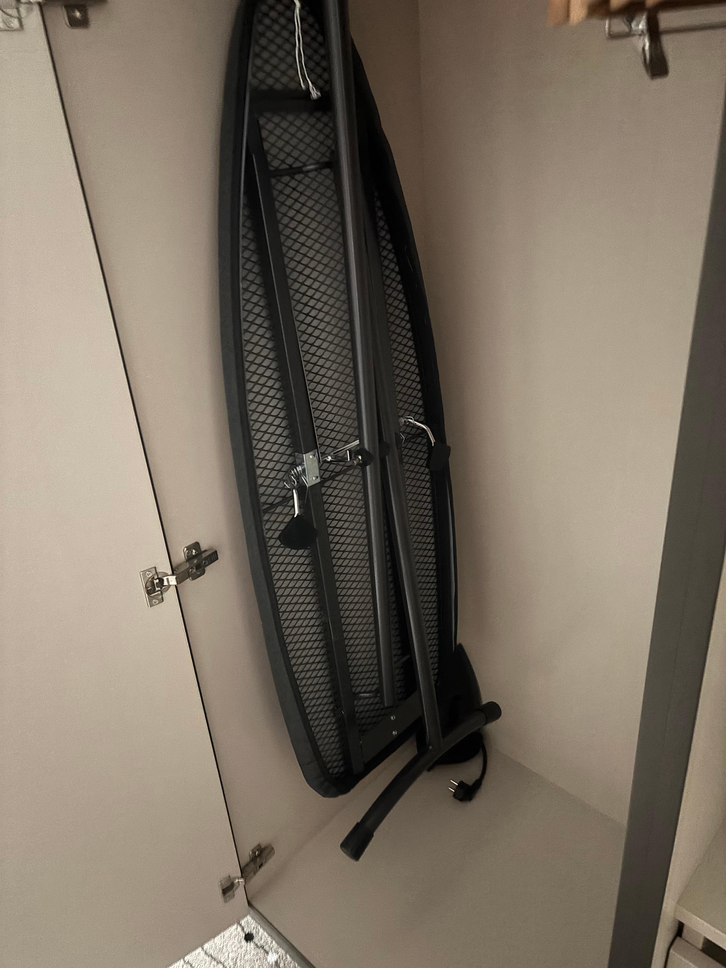 Sogar ein Bügelbrett und Bügeleisen steht im Schrank bereit 