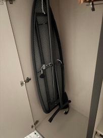 Sogar ein Bügelbrett und Bügeleisen steht im Schrank bereit