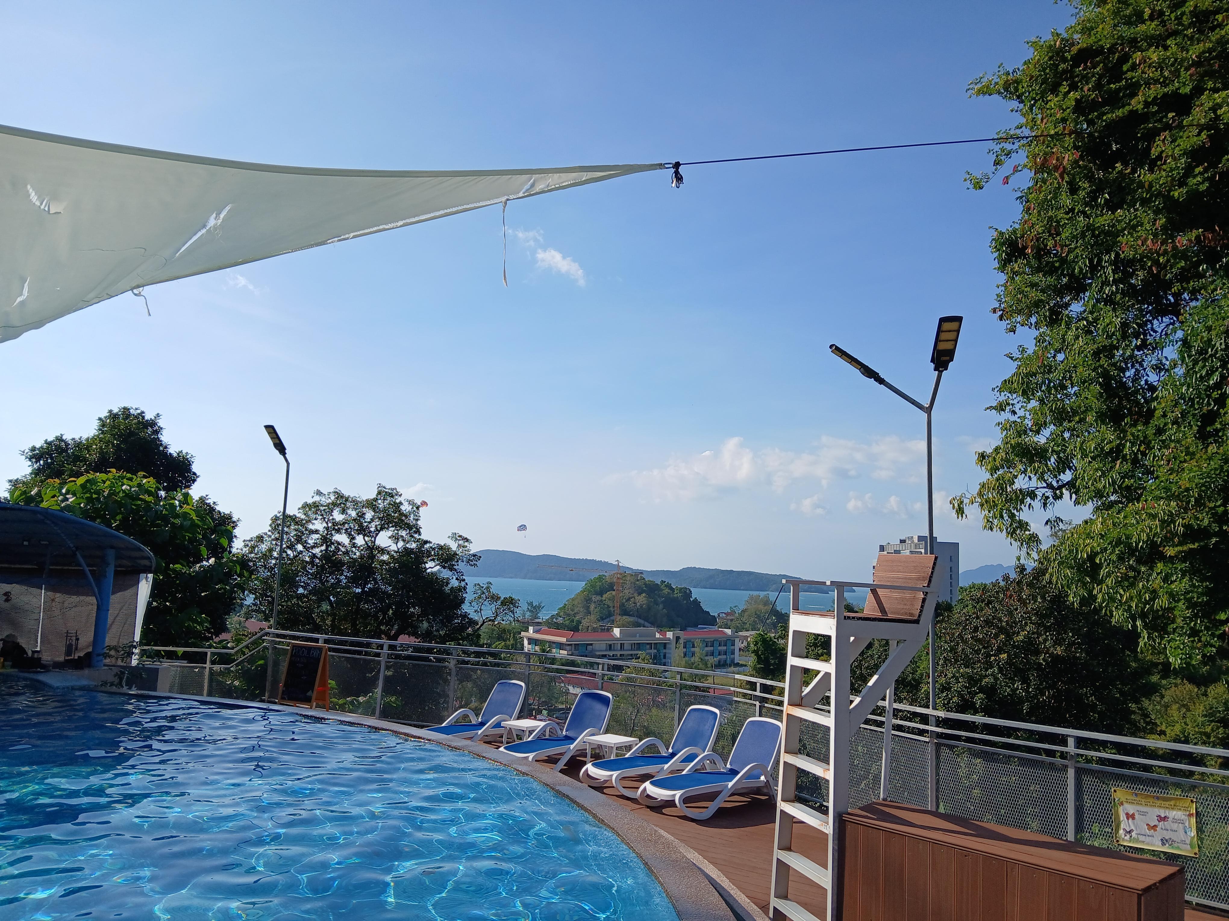 Pool mit Meerblick und Poolbar