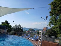 Pool mit Meerblick und Poolbar