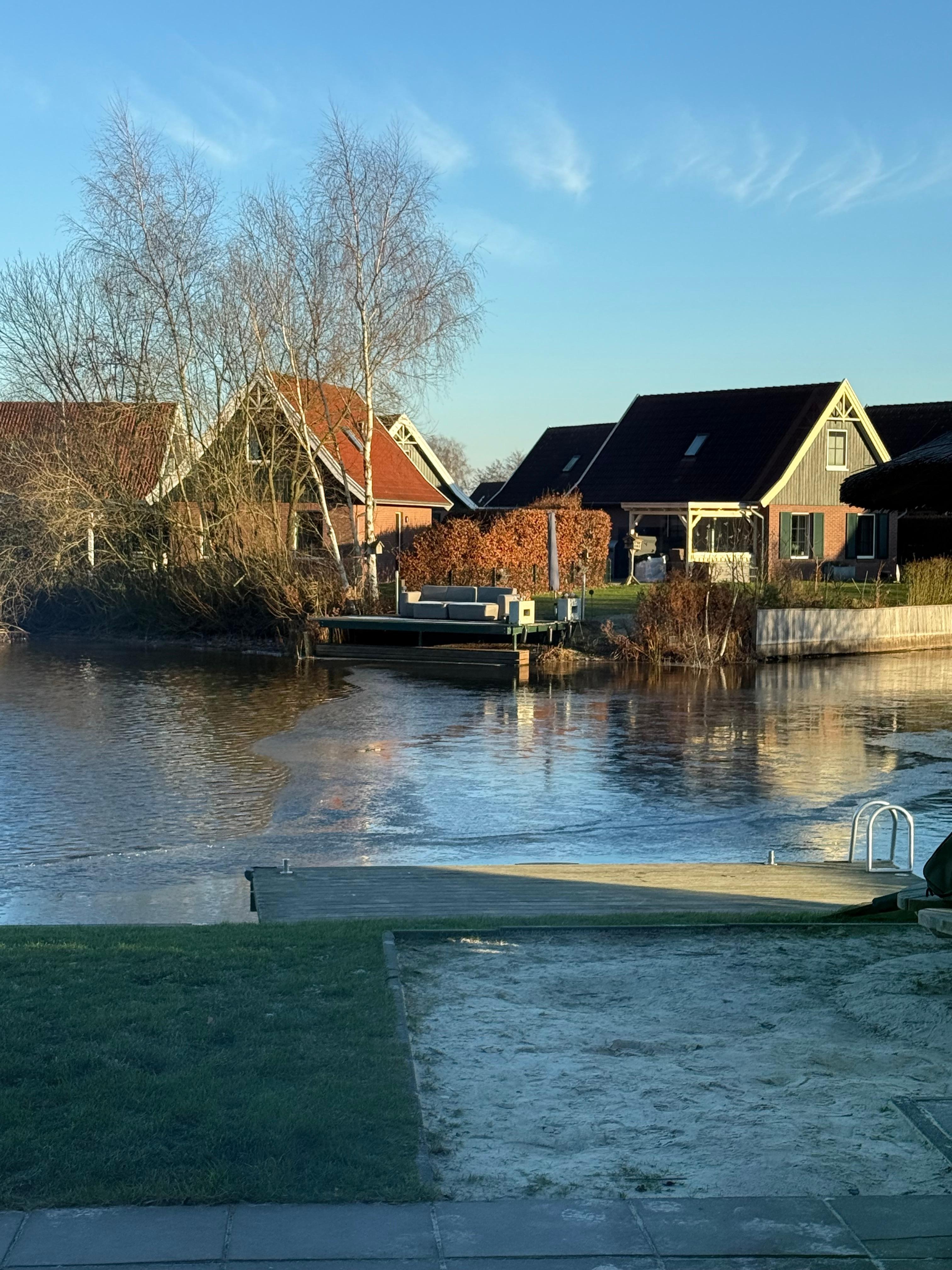 Blick nach rechts aufs Wasser