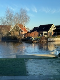 Blick nach rechts aufs Wasser