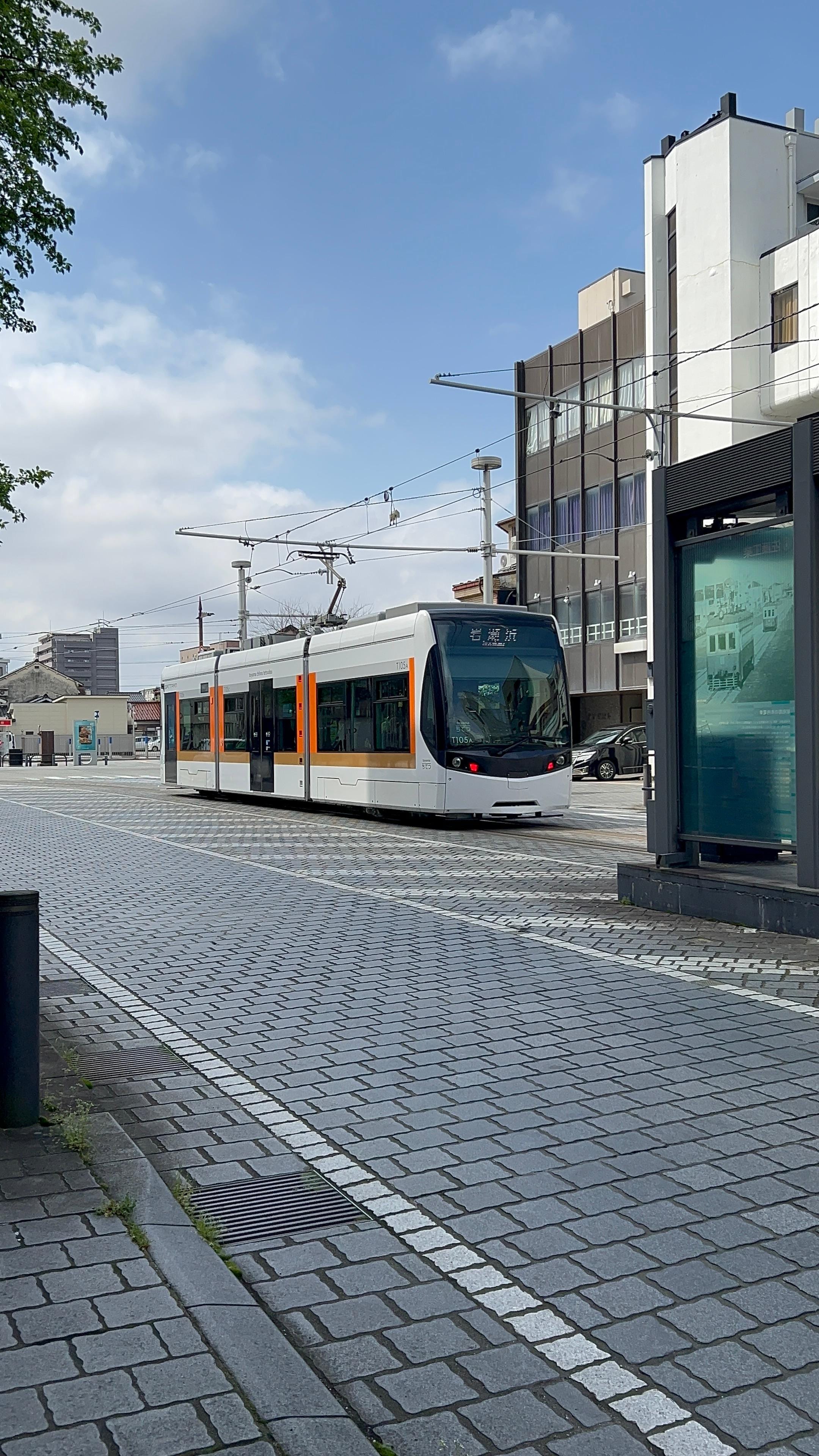 ホテル側に駅があります