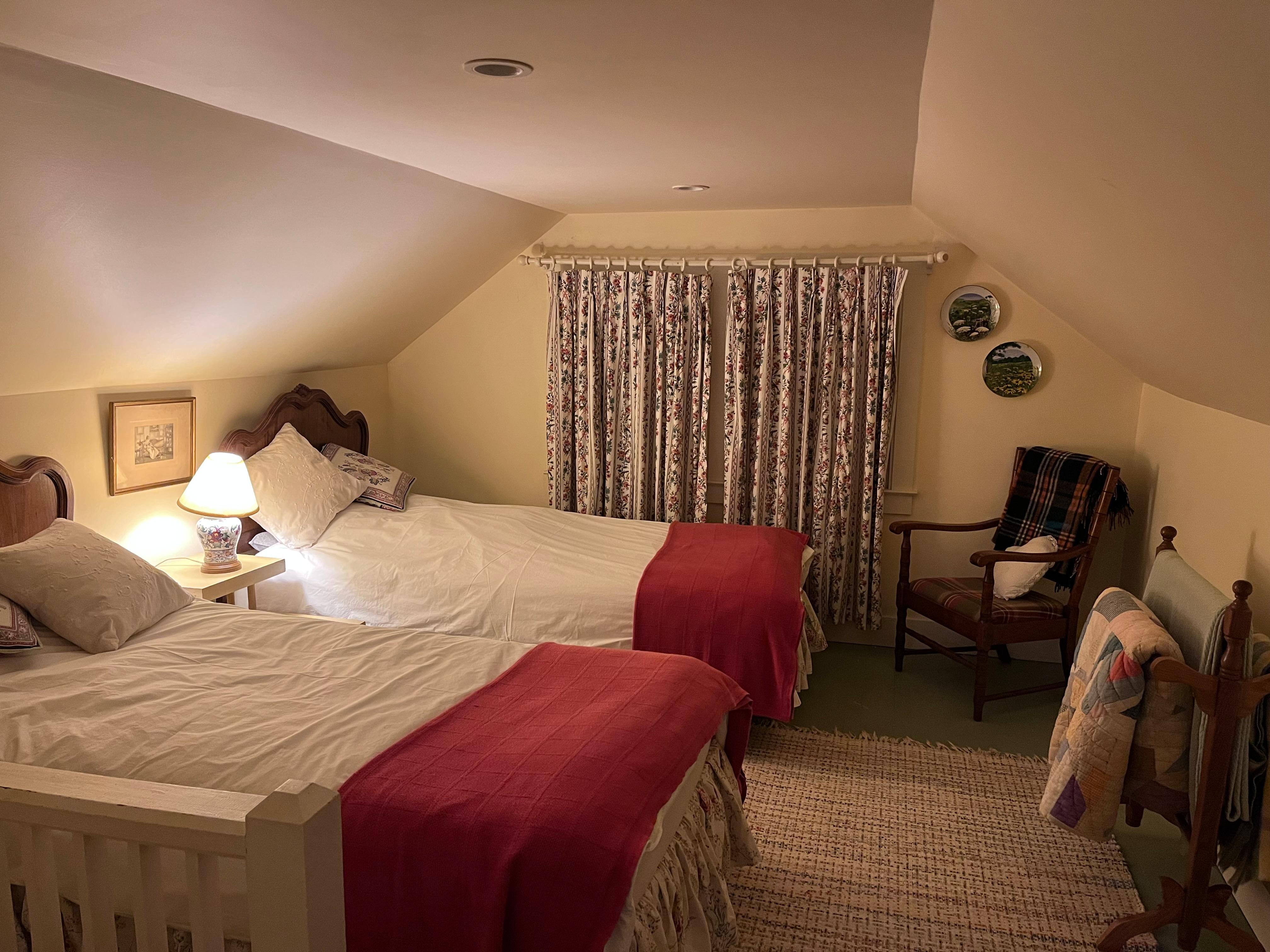 Upstairs twin bedroom 