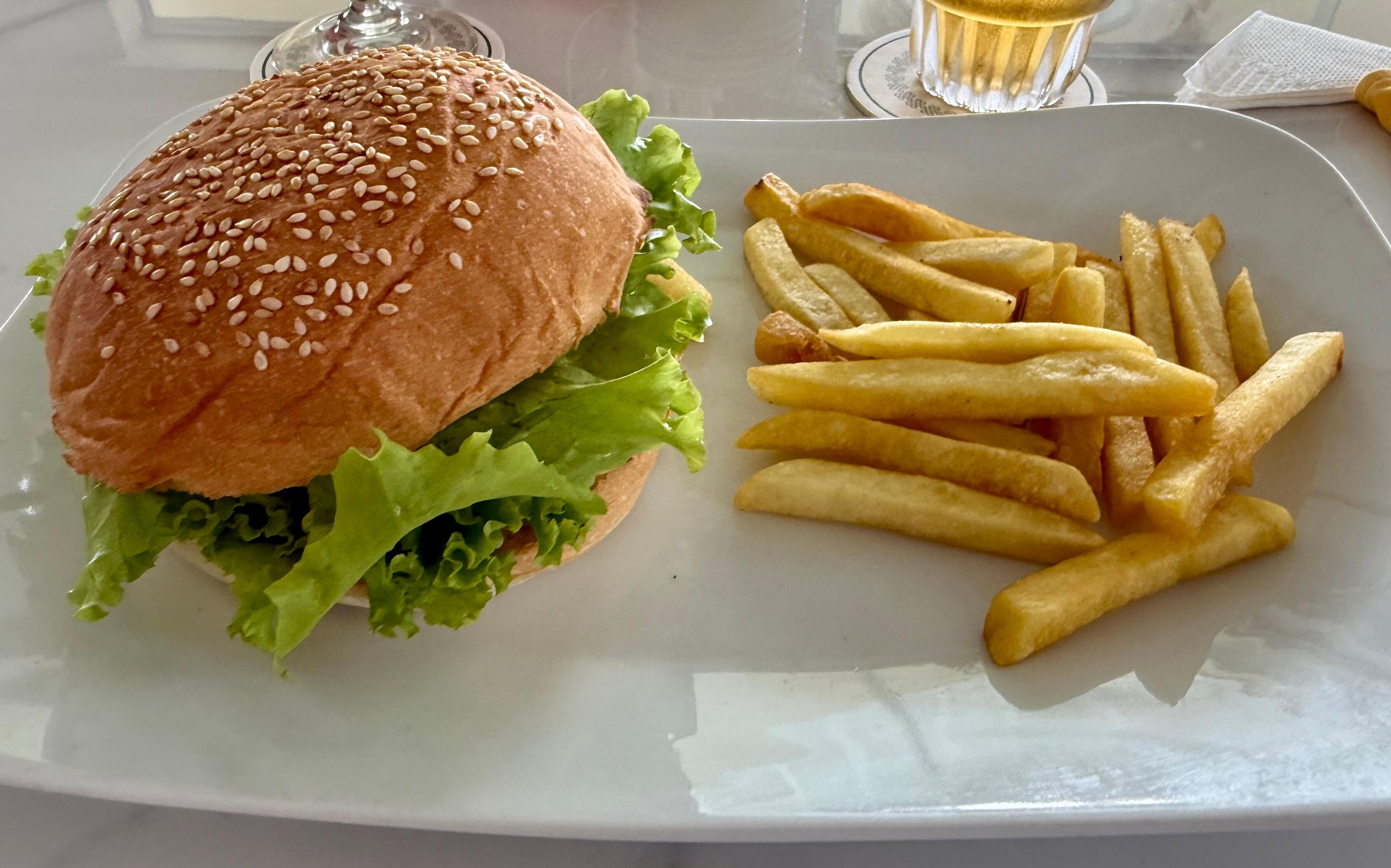 ラウンジでチーズバーガー。バンズが甘すぎる。お肉ちいさめ。オニオンなし、トマト、スライスチーズ小、レタス。