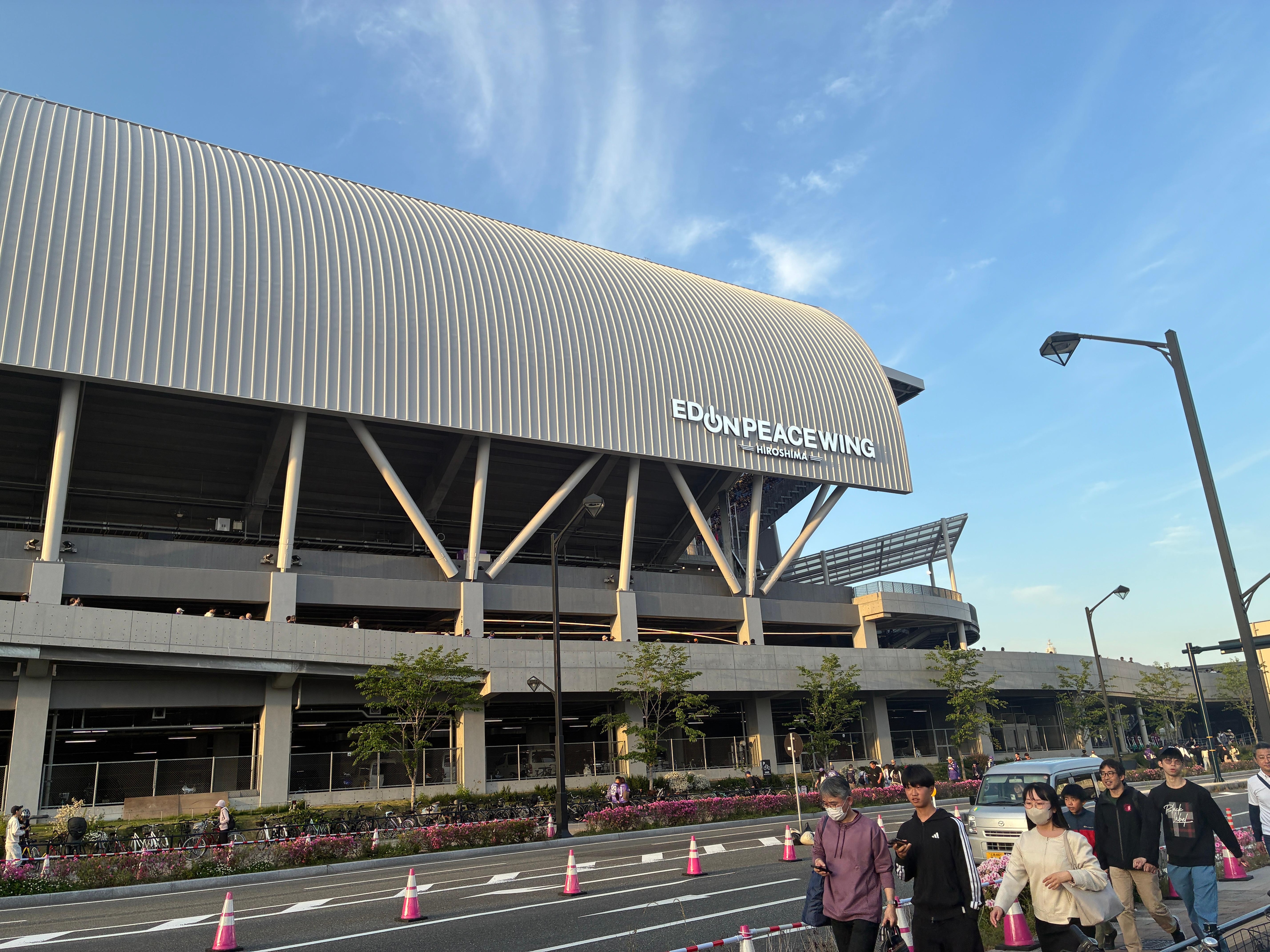 歩いてスタジアムへ