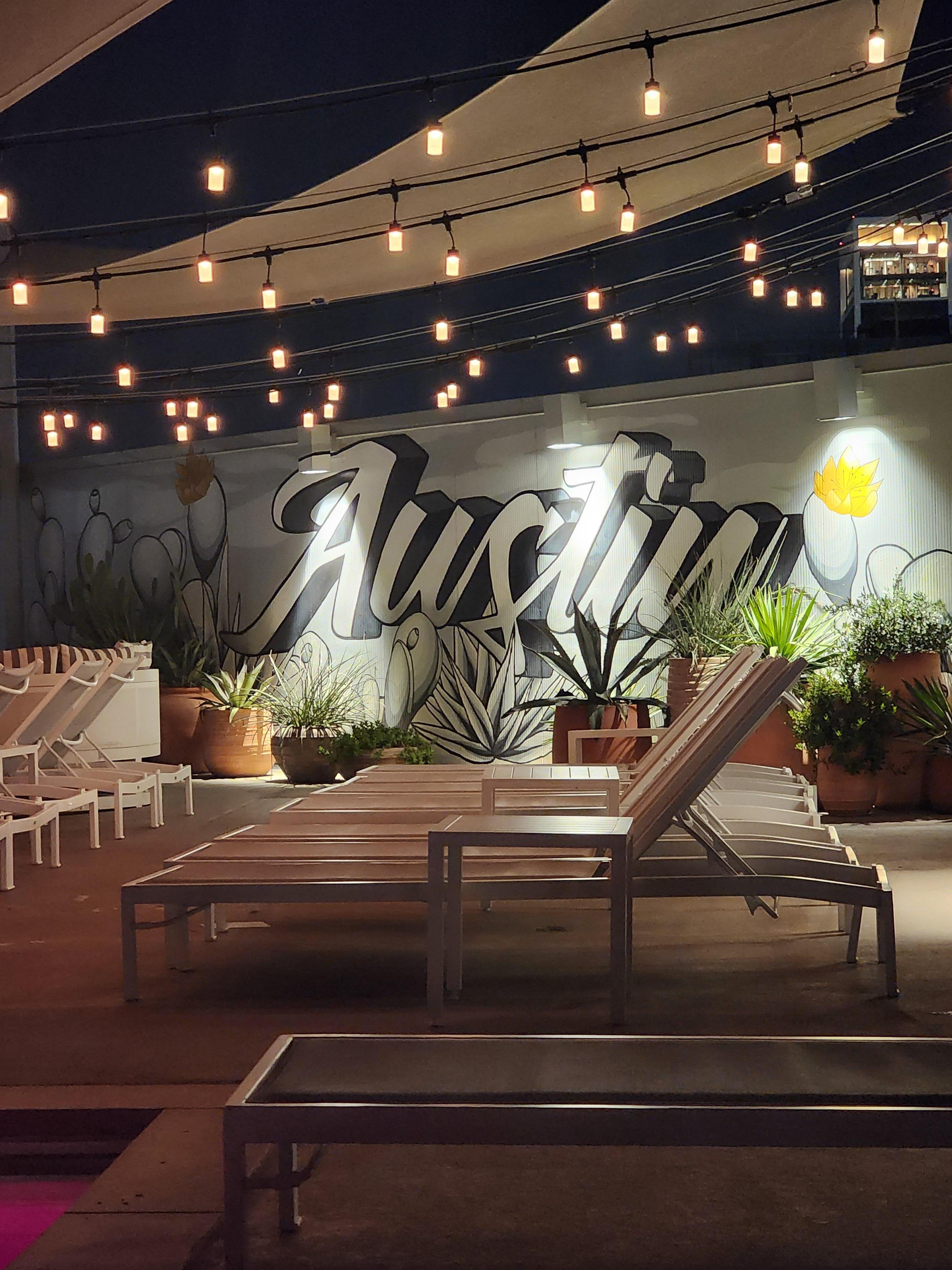 Roof top pool! Very nice 