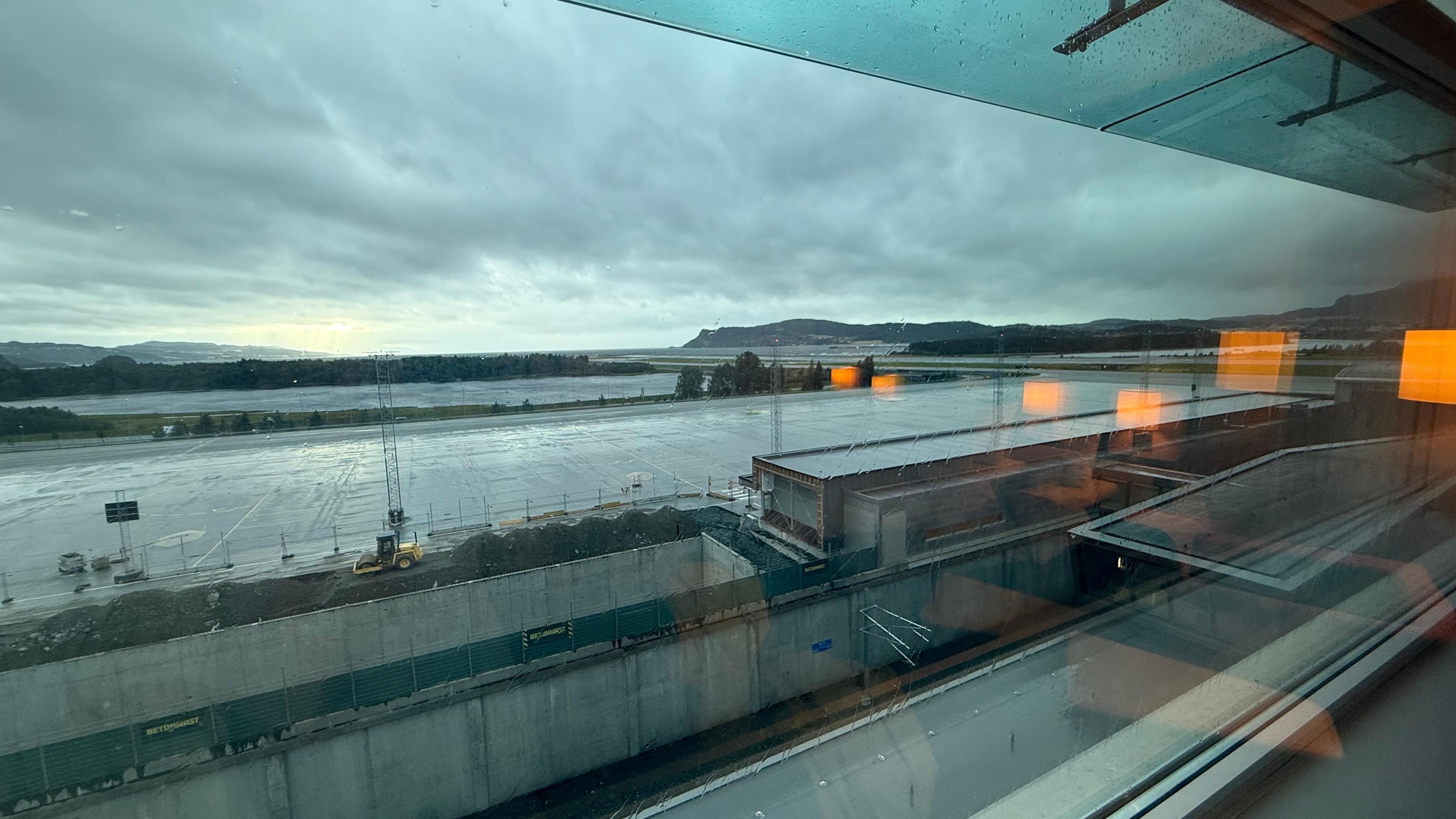 활주로 절반만 보이는 활주로뷰