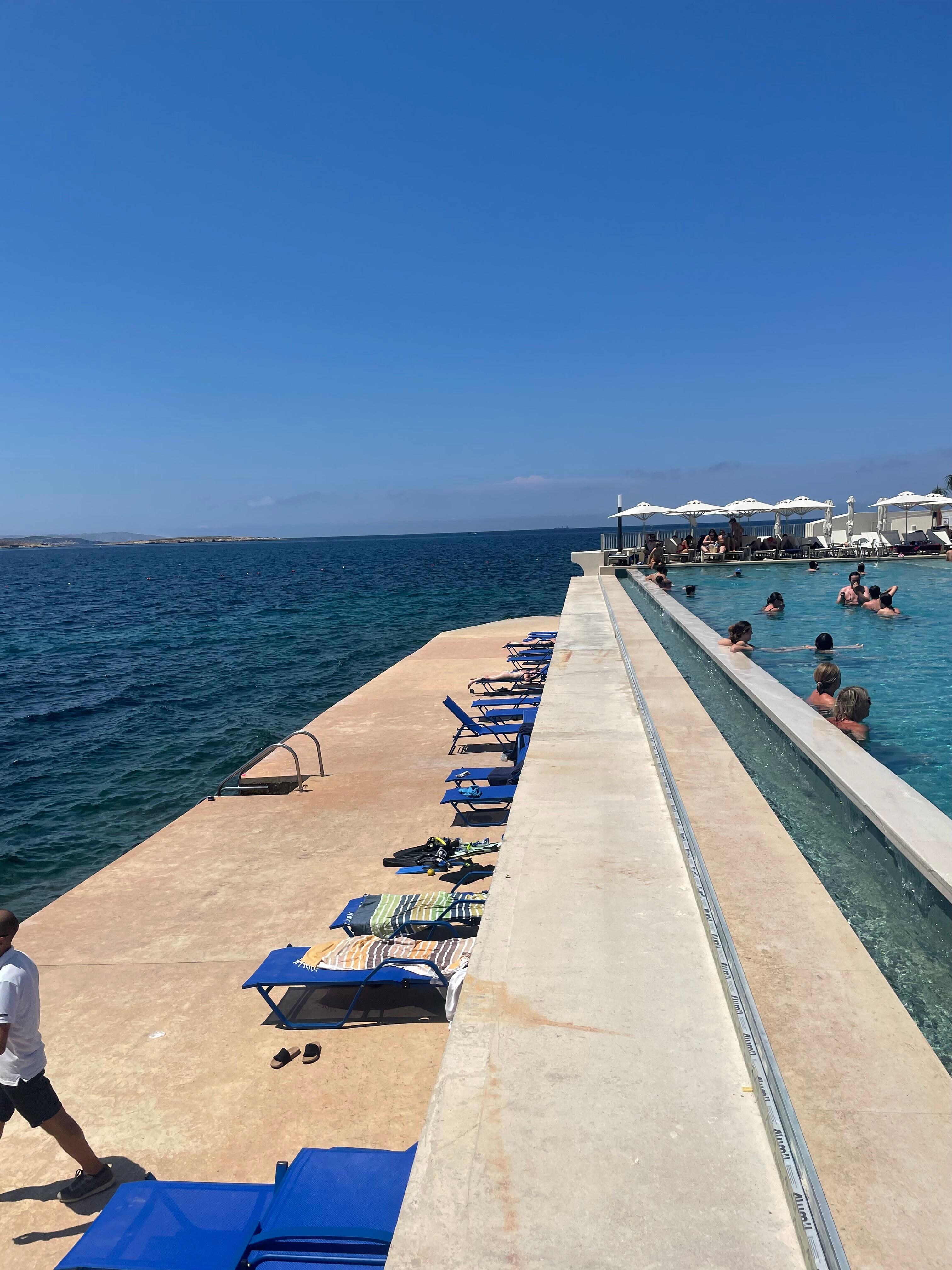 Beautiful location for access to see and infinity pool