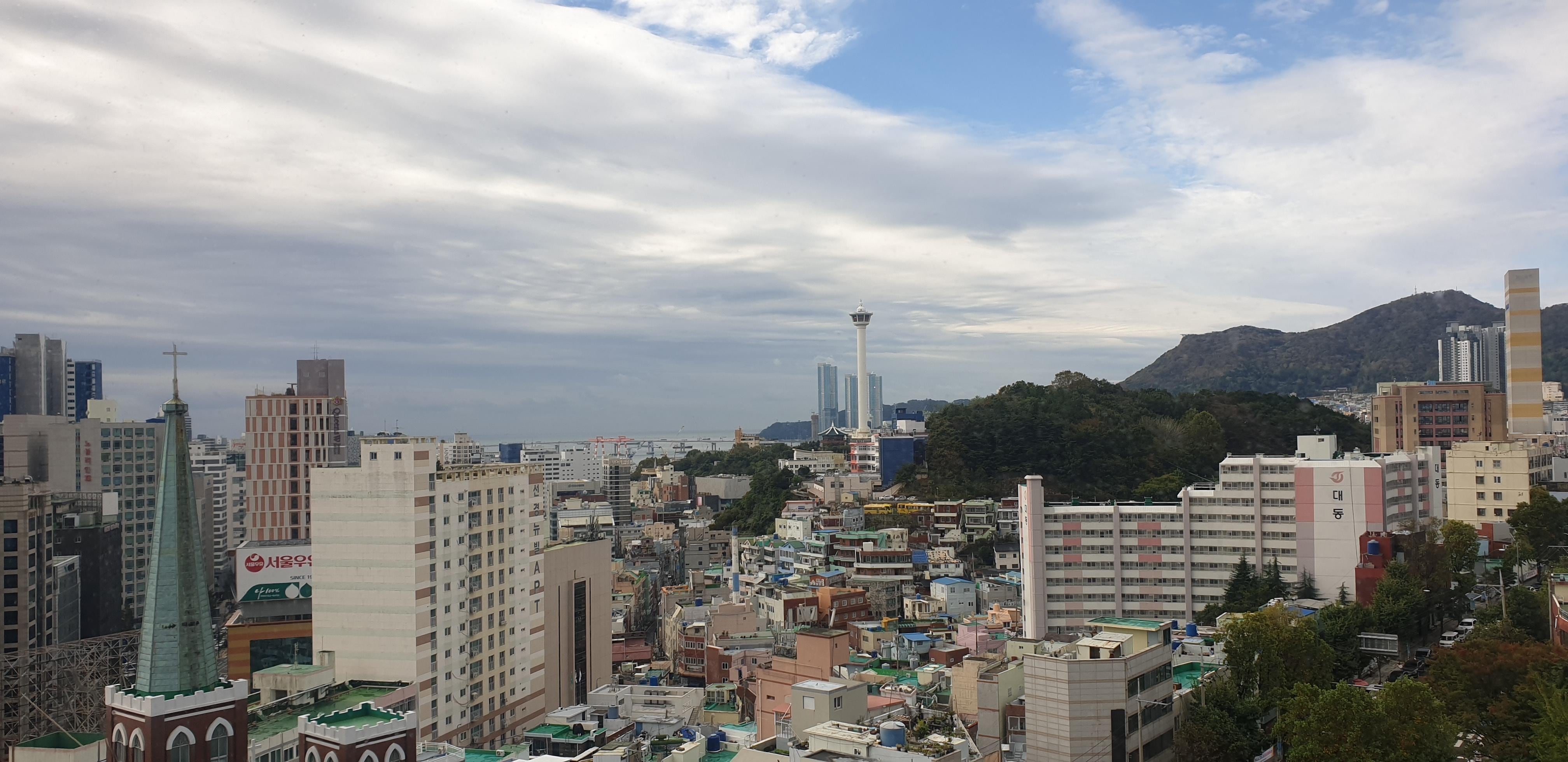 12층 통로끝에서 찍은 부산타워 전경