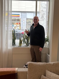 Right on street level was so convenient! We felt completely safe as there were two locking doors to get into the suite.