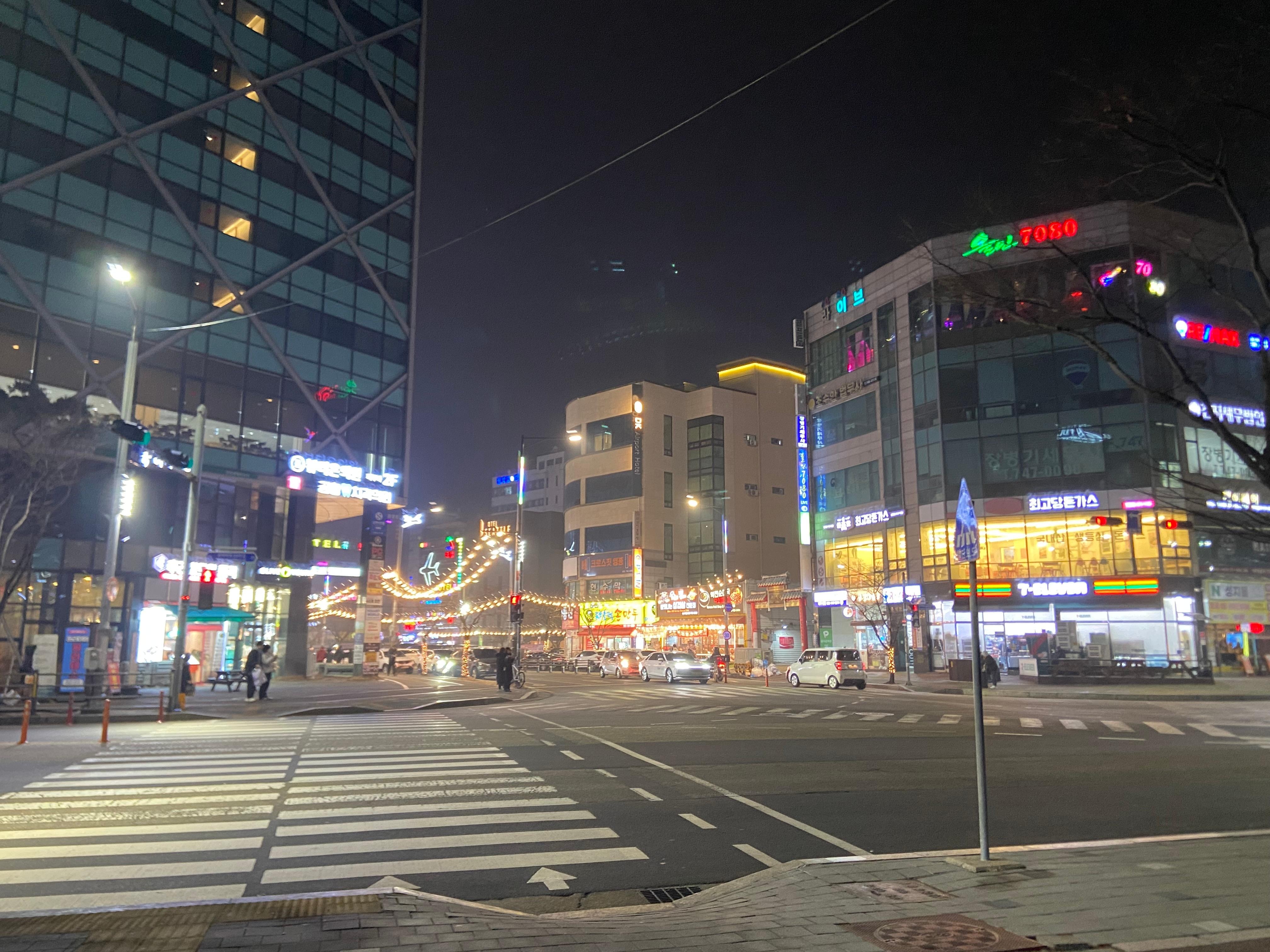 駅を出て少し歩くと奥に見えてくるホテル