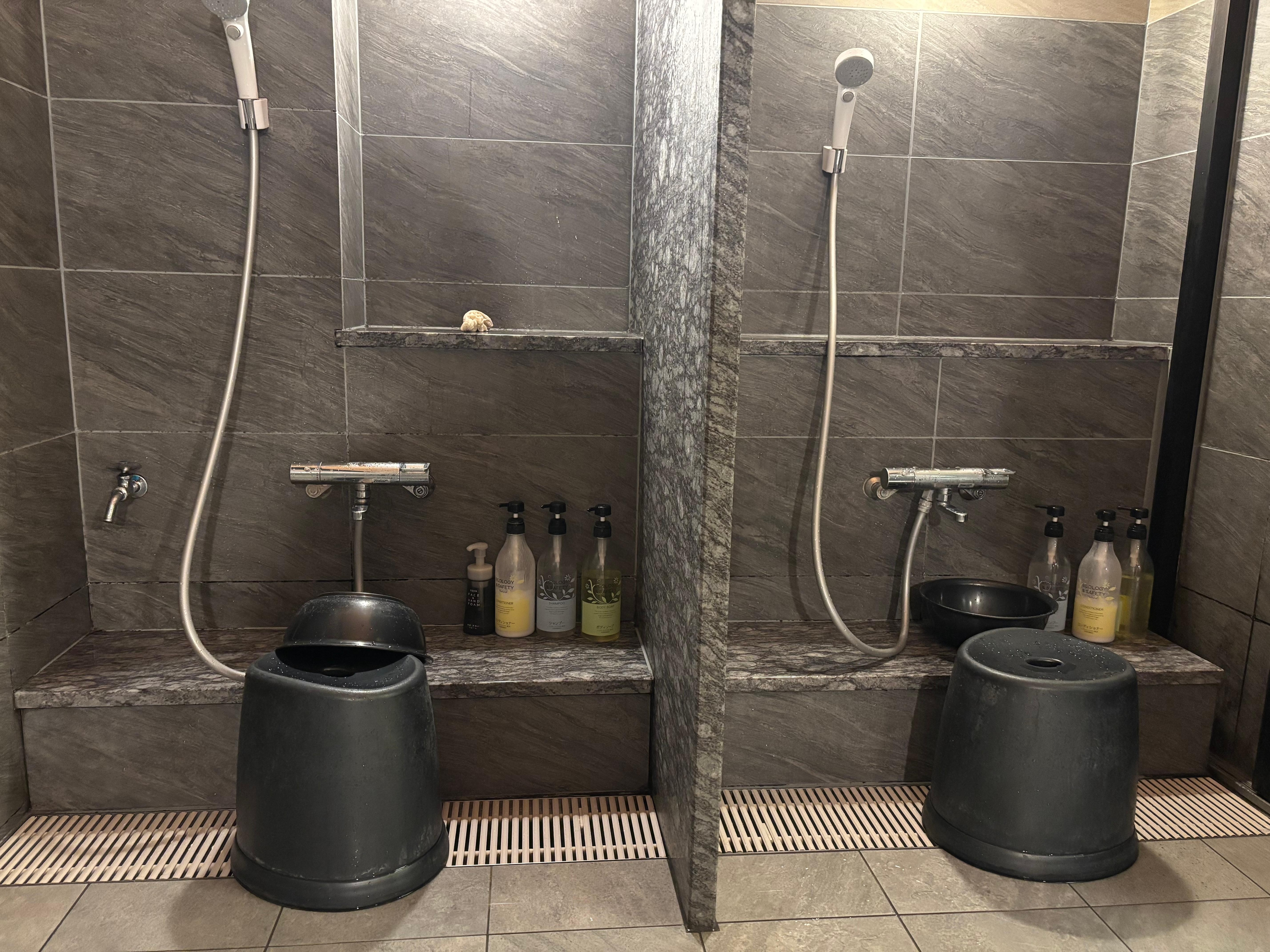 シャワーは二つありました。