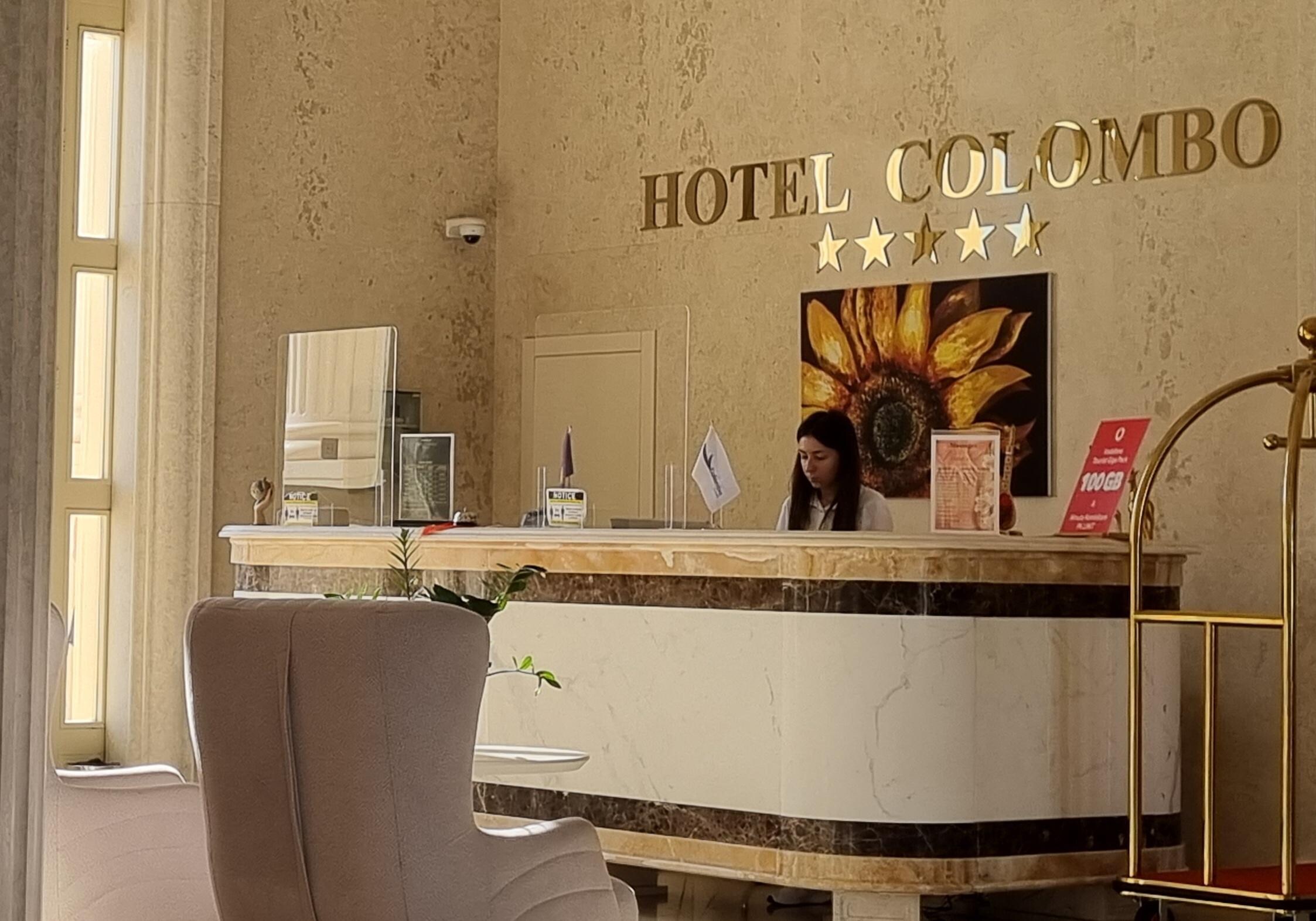 Front Desk y Fiona, excelente persona que trabaja en la recepción del hotel