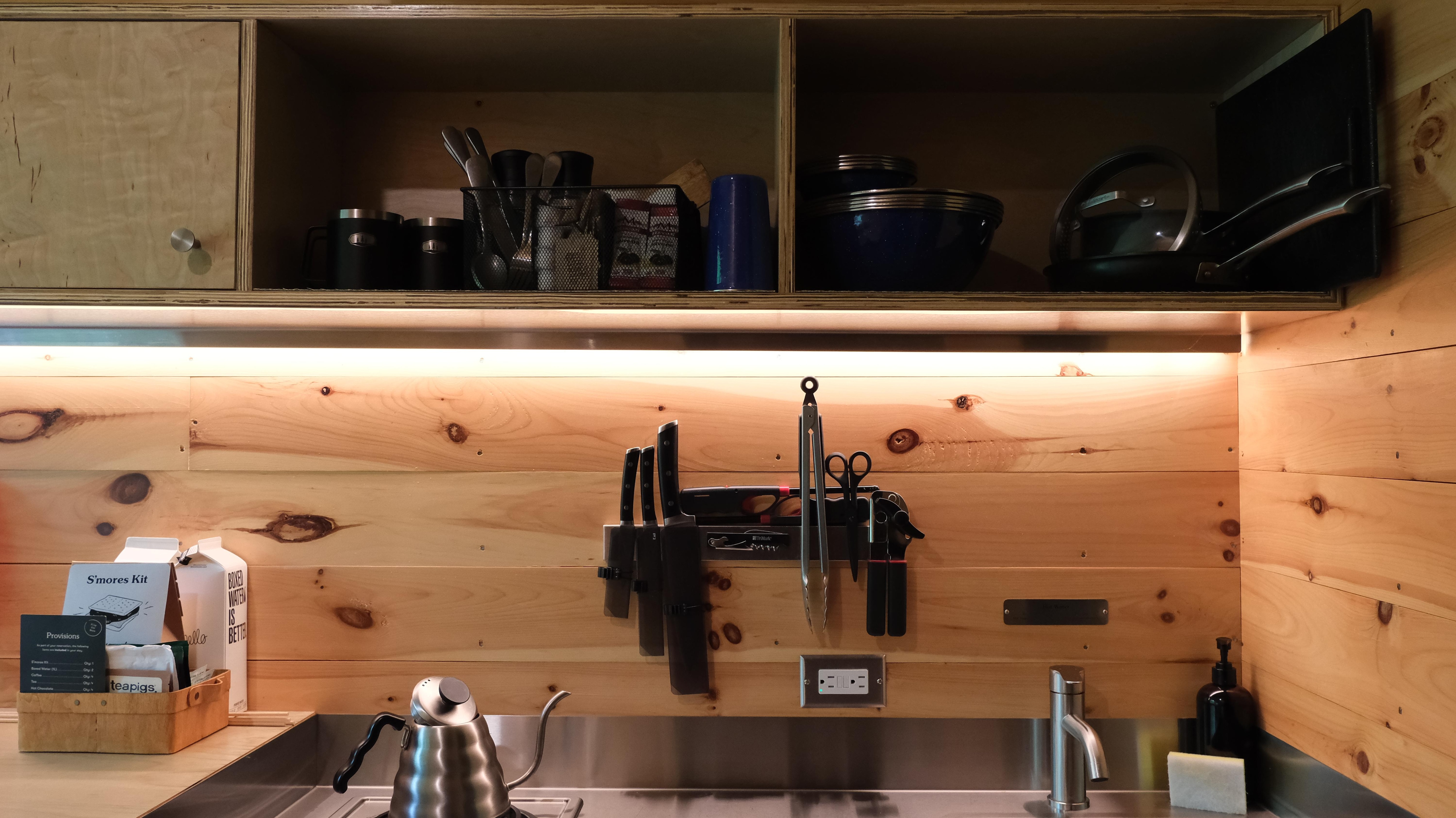 Kitchen items, complete for cooking simple meals and grilling