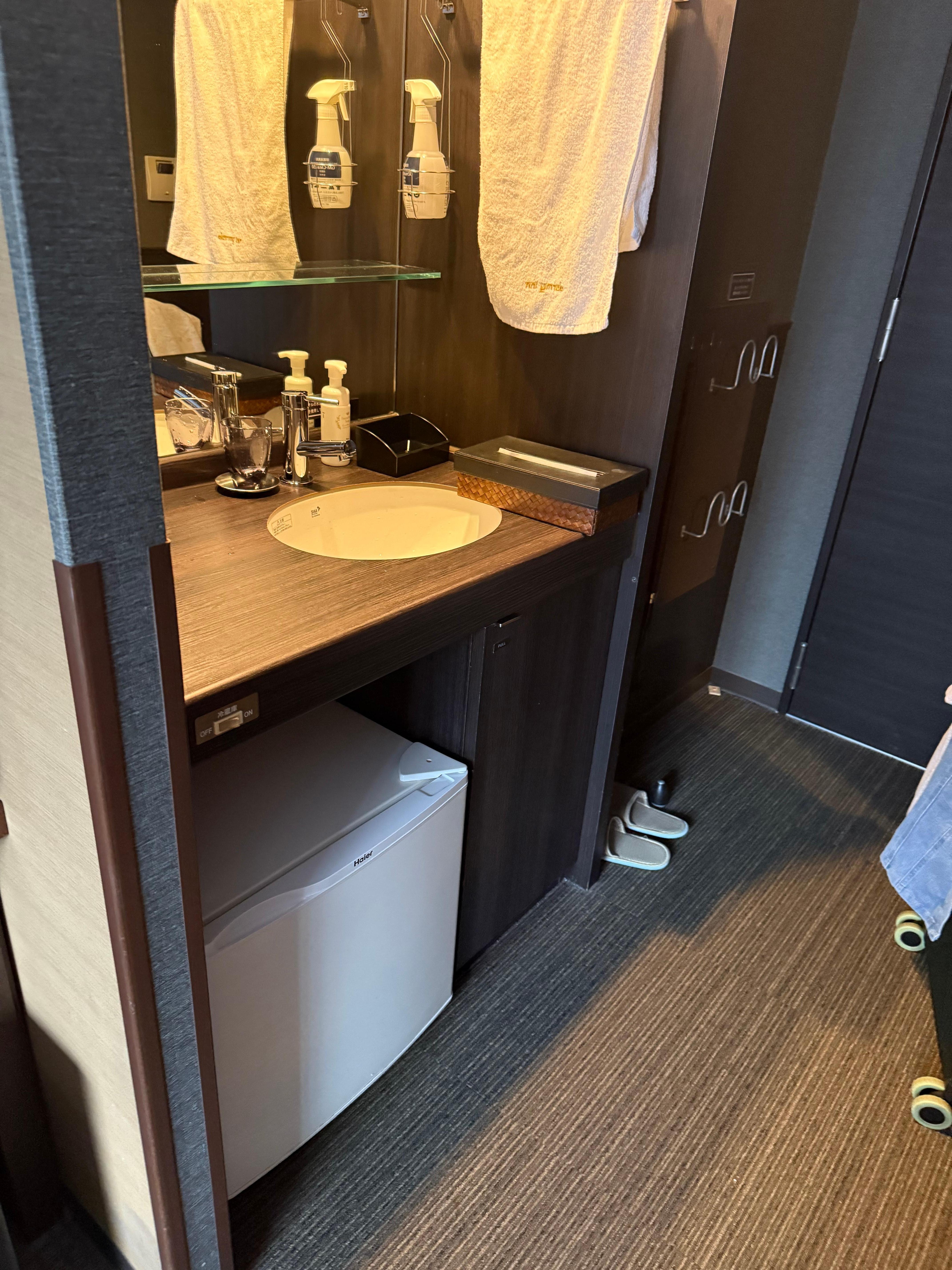 洗面所
水の勢いが凄いから、コップに水を汲む時は控えめにレバーを上げるといいです