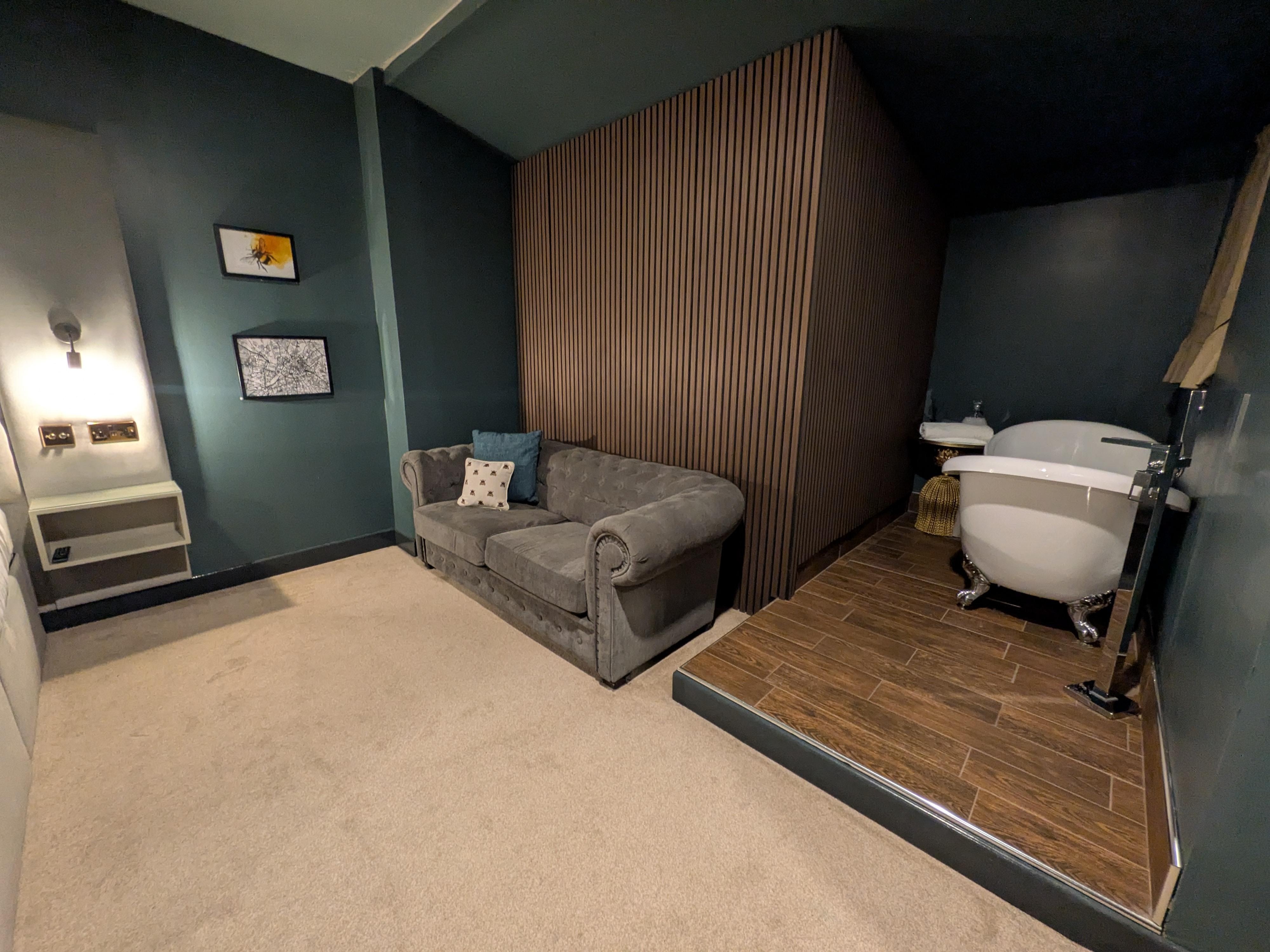 Bath and lounge area