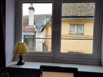 Vom großen Schlafzimmer durch eine Lücke zwischen den Häusern.
