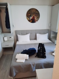 Yanıltıcı reklam ile başka geniş oda resimleri yayınlanıyor.Hotels.com müşterilerine bu küçük oda tahsis ediliyor