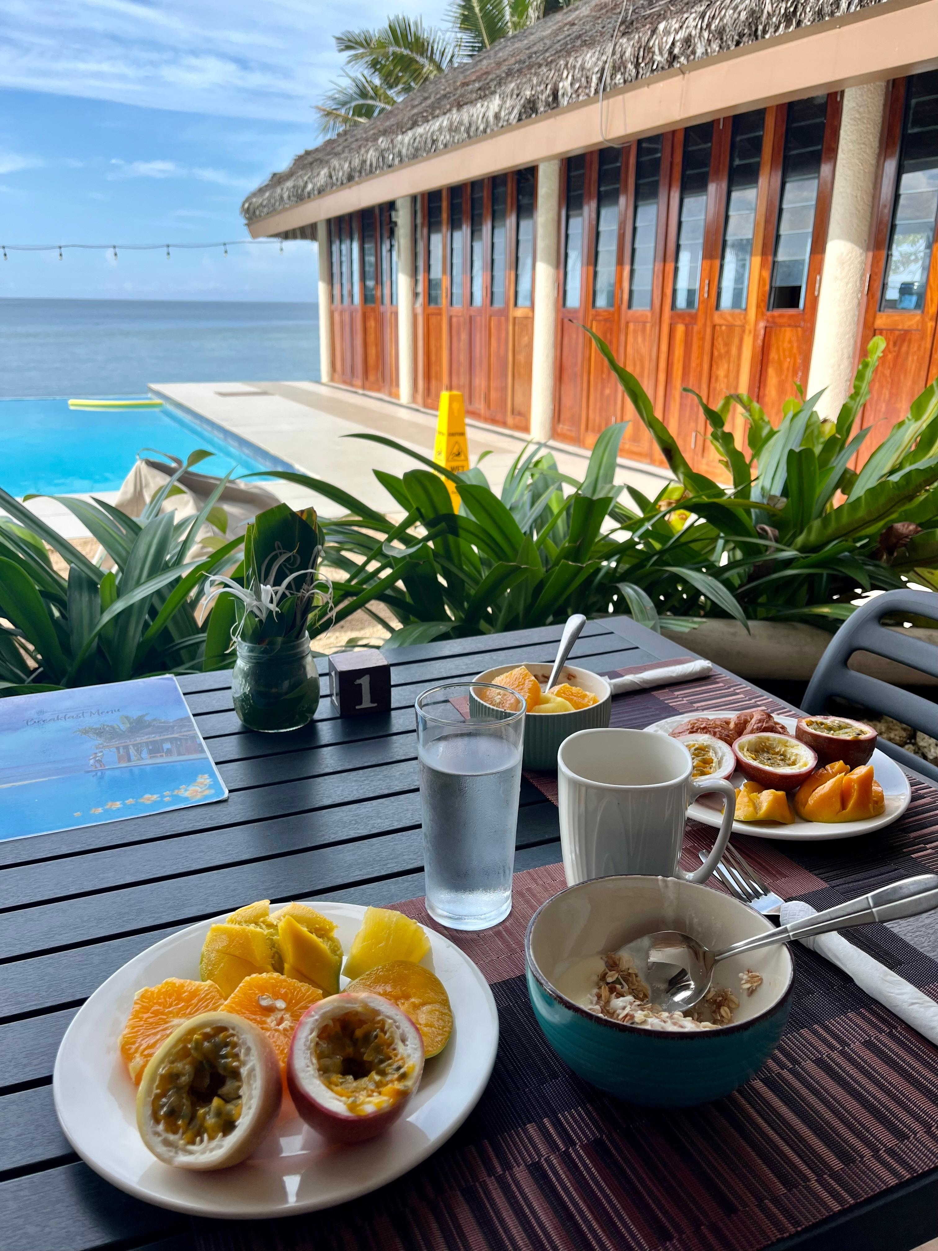 Tolles Frühstück mit Müsli, Joghurt und frischen Früchten 